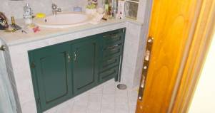 Bagno in legno verde petrolio 